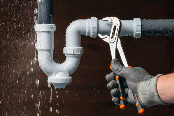 Professional Emergency Plumber technician working in Stow, OH